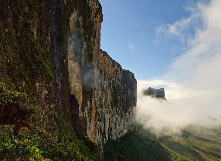 El Roraima es el tepuy más famoso, con 3km de altura y una biodiversidad endémica inigualable / Foto: Gunther Wegner