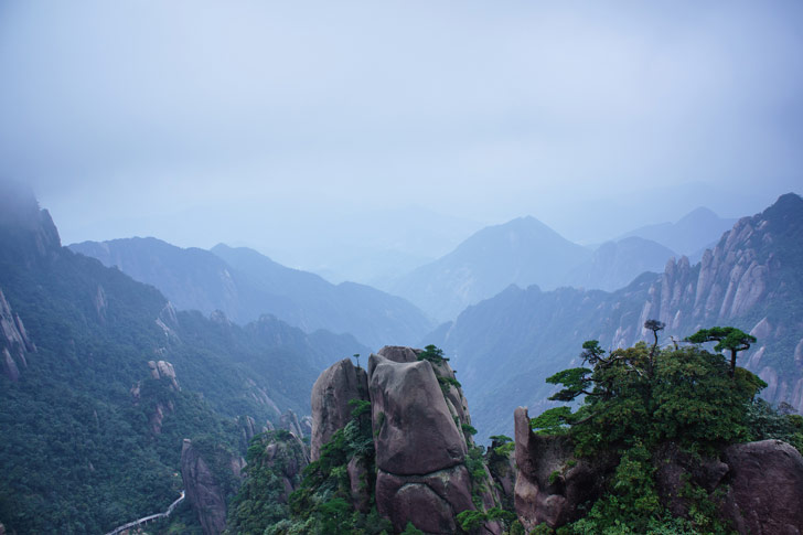 El Monte Sanqingshan en China está rodeado por cientos de formaciones rocosas que emergen desde el tupido bosque / Foto: Jacky Ding