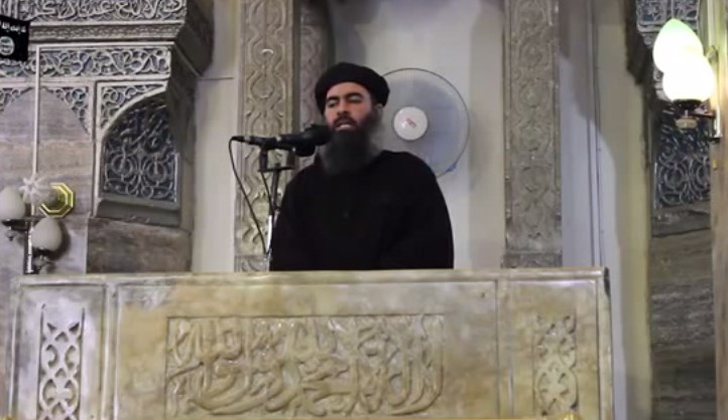 Esta imagen es parte de un vídeo divulgado en 2014, donde el líder el EI, Abu Bakr Al Bagdadi, hace un llamado a todos los musulmanes del mundo a "defender el estado islámico" y a "honrar el nombre de Al-lāh".