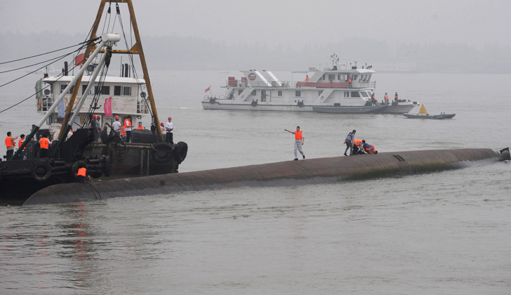 El capitán del barco y el jefe de ingenieros, fueron rescatados y se encuentran detenidos pese a declarar su inocencia ante un inesperado tornado que los mandó a pique. Foto: STR-AFP.
