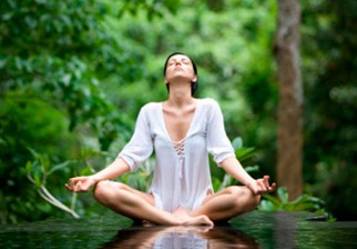 Meditar para combatir la migraña. Foto: EFE