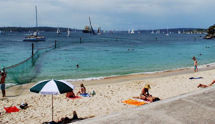En algunas playas, la autoridades han optado por poner redes para evitar el acercamiento de los tiburones a los bañistas, como en esta playa de Vaucluse, Nueva Gales del Sur, Australia. Foto: Emmett Anderson. 