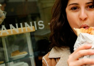 Comer mientras se camina puede favorecer el sobrepeso. Foto: Getty Images