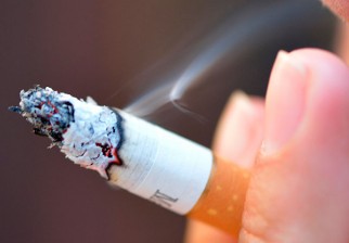 Fumar podría influir en la caída de cabello. Foto: Getty Images