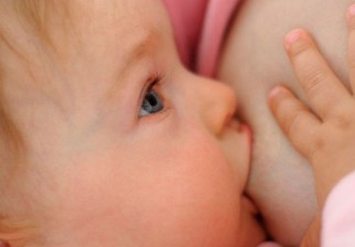 La leche materna podría reducir el riesgo de autismo en bebés propensos por genética. Foto: AFP