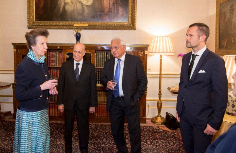 el Dr. Julio Maglione, en el Palacio de Buckingham (Londres), a la derecha de la Princesa Ana de Inglaterra, Presidenta de la Comisión de Nominaciones del COI (Noviembre de 2015). 
