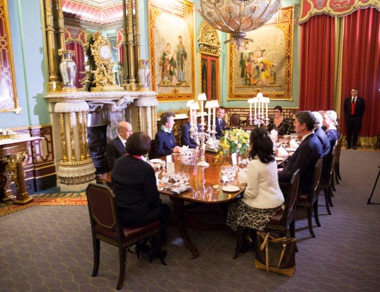 El Dr. Julio Maglione, , en el Palacio de Buckingham (Londres), dialoga con la Princesa Ana de Inglaterra, junto con otros Miembros de la Comisión Robin Mitchell (Fiji) y Stephen Holma (Suecia), Miembros de la Comisión. 