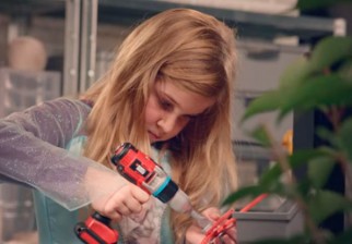 Comercial francés busca romper con los estereotipos de género a la hora de regalar juguetes a los niños/as.