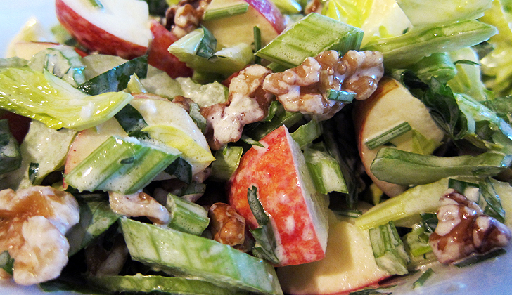 Esta ensalada fue creada por primera vez en Nueva York en 1893 por el chef Tschirky en el famoso Hotel Waldorf, el precursor del Hotel Waldorf-Astoria que abrió en 1931. Foto: gretelgettingfatter.files.wordpress.com. 