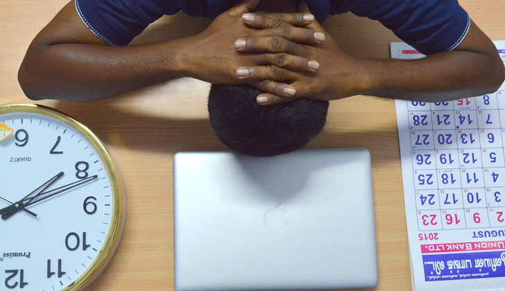 El exceso de trabajo, o "burnout", es una de las principales causas de estrés en la vida moderna. Foto: Wikimedia Commons. 