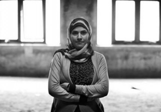 "Para poder trabajar en El Cairo sin que me acosen tengo que vestirme y comportarme como un hombre" denuncia la fotógrafa Eman Helal. Foto: AFP