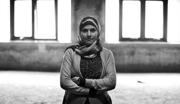 "Para poder trabajar en El Cairo sin que me acosen tengo que vestirme y comportarme como un hombre" denuncia la fotógrafa Eman Helal. Foto: AFP