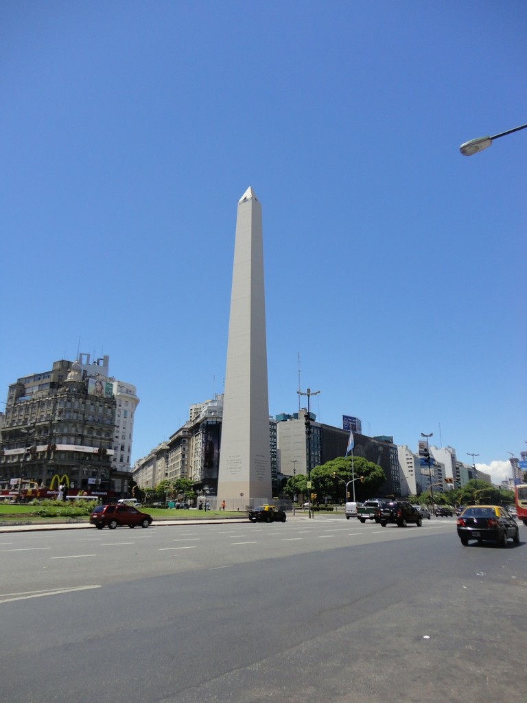 El Obelisco de Buenos Aires es un monumento considerado un ícono de la ciudad de Buenos Aires, construido en 1936 con motivo del cuarto centenario de la fundación de la ciudad. Foto: Wikimedia Commons. 