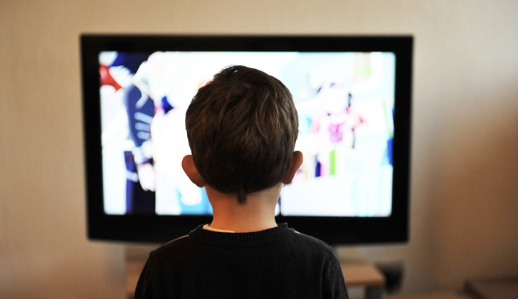 Las conductas sedentarias, como ver la televisión, afectan negativamente a la función metabólica mediante el aumento de la presión arterial, entre otras. Foto: Pixabay.