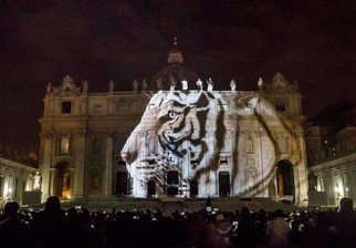 El Vaticano proyectó imágenes sobre la fachada y la cúpula de San Pedro para concientizar sobre el cambio climático.
