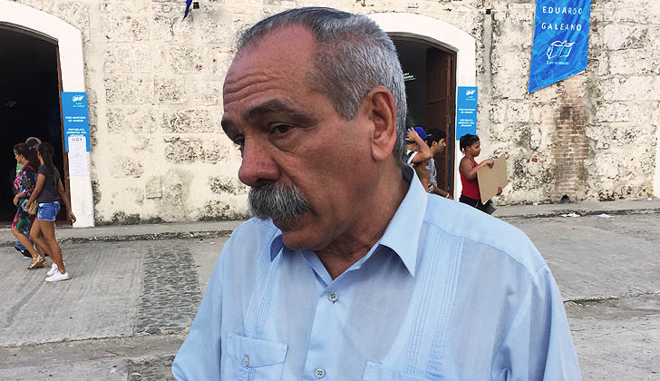 Jorge González Pérez, hablando con LARED21 frente al Pabellón Eduardo Galeano, en la Feria Internacional del Libro de La Habana. 