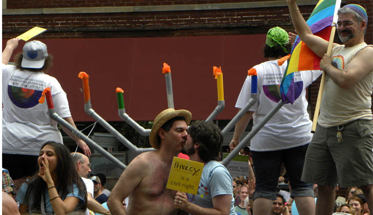Dos jóvenes gays judíos se besan, en una manifestación por los derechos de la comunidad LGBTI, donde se hicieron presentes organizaciones judías que respaldan dicha lucha igualitaria. Foto: Wikimedia Commons. 