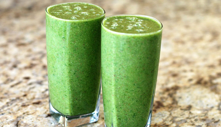 Así se ve un refrescante jugo de apio, zanahoria y lino. Le puedes adicionar hielo en el proceso de licuado para que sea más fresco aún. Foto: Pixabay. 