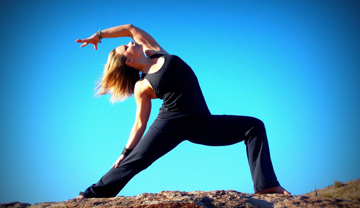 Posición del "guerrero", que se realiza en el yoga. Foto: Pixabay. 