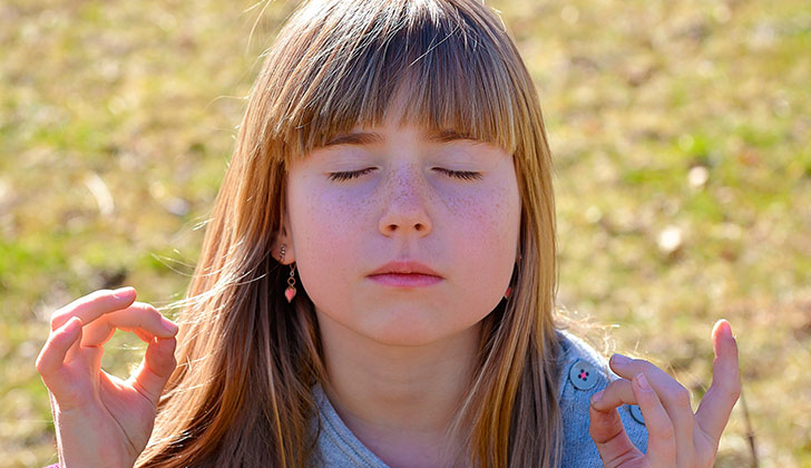 Meditar ayuda a disminuir el dolor. Foto: Pixabay