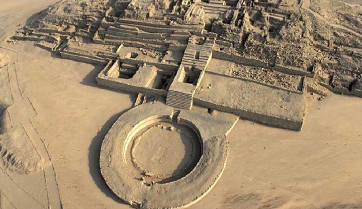 Ruinas de la antigua ciudad de Caral, Perú. Foto: Wikimedia Commons.