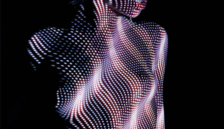 Fotógrafo francés "viste" a mujeres con luces .