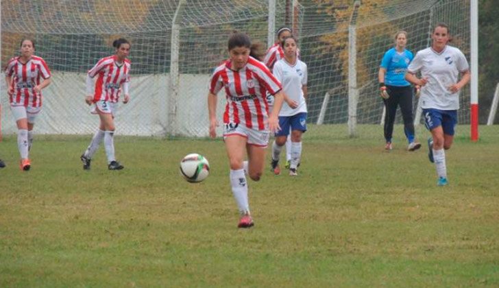 El fútbol femenino sigue teniendo a Peñarol y Nacional como líderes. Foto: AUF