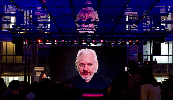 Buenos Aires, 15 de octubre de 2015 - En el marco de los Foros Cultura Digital, organizado por el Ministerio de Cultura de la Nación, en e Centro Cultural Kirchner, se realizó la Videoconferencia con Julián Assange. Fotos: Romina Santarelli. 