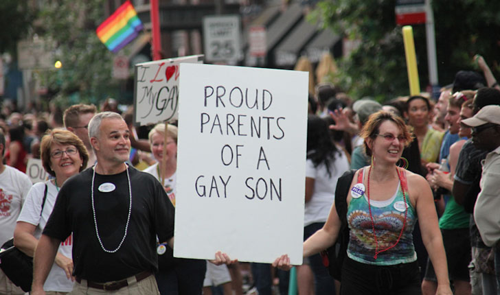 "Padres orgullosos de un hijo gay", reza el cartel de esta pareja en una marcha por los Derechos LGBTI en Estados Unidos. Foto: Wikimedia Commons. 