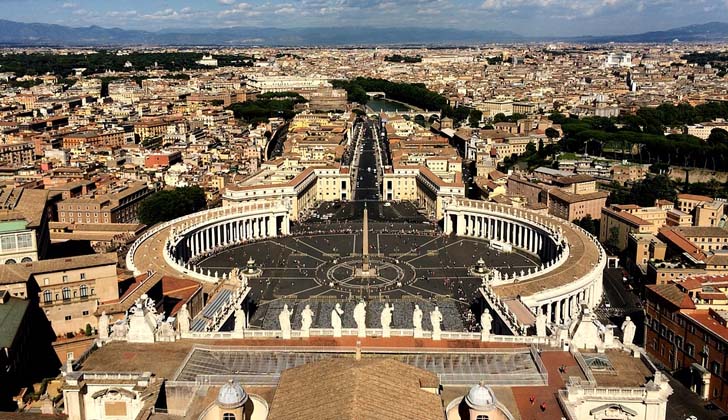 La ovalada Plaza de San Pedro, corazón de El Vaticano. Foto: Pixabay. 