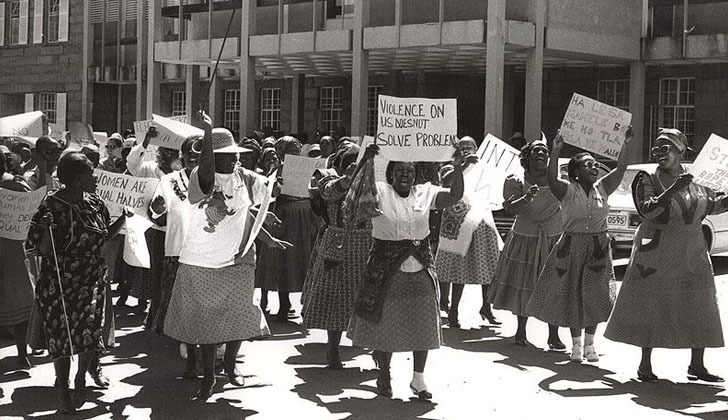 9 de agosto de 1956: Mujeres protestando contra la violencia de género frente a la Universidad Nacional de Lesotho, en la capital de ese país sudafricano. Foto: Wikimedia Commons. 