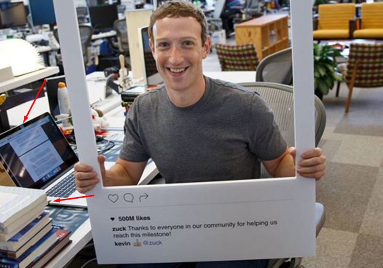 El CEO de Facebook, Mark Zuckerberg, publicó esta foto en la que se ve (marcado con flechas rojas) la cámara web y el micrófonos tapados con cinta adhesiva. 