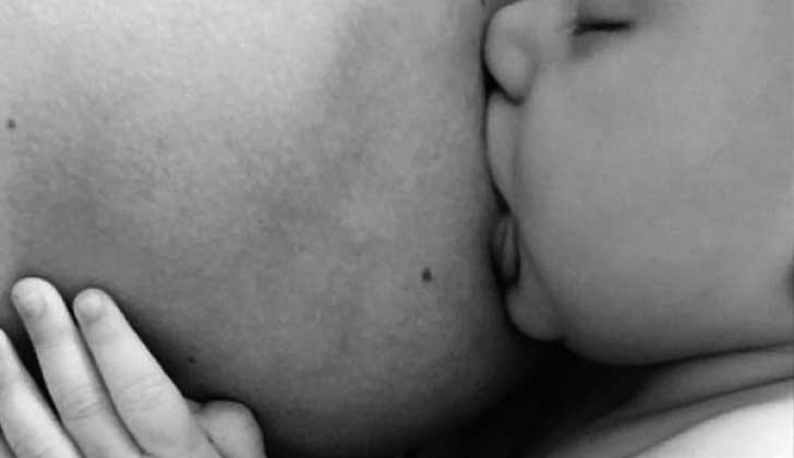 Candice Swanepoel,  la modelo de Victoria's Secret que reivindica la lactancia materna en Instagram.