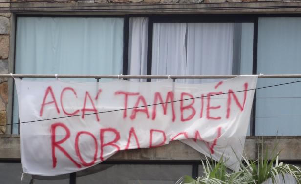 pancarta-argentinos-maldonado-robos-crimen