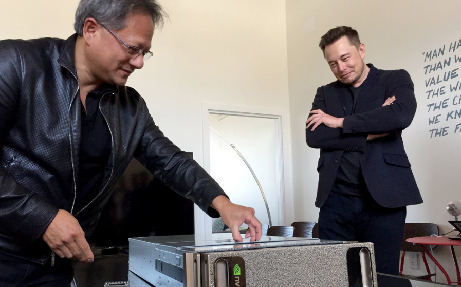 Elon Musk (izq) observa la instalación de un servidor. Foto: twitter.com/elonmusk