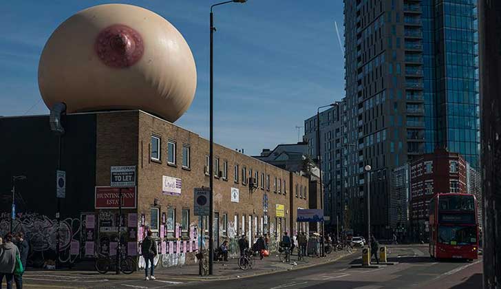 #FreeTheFeed: un seno gigante apareció en Londres para apoyar la lactancia materna en público.
