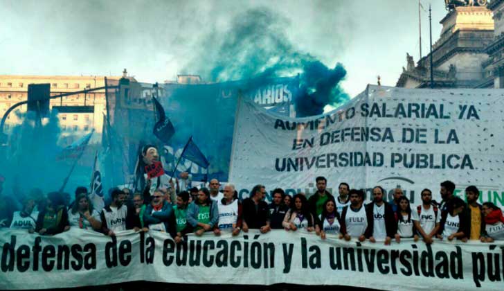 Docentes y estudiantes argentinos realizaron marcha federal en defensa de la universidad pública.
