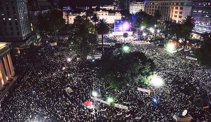 "Nunca más ningún genocida suelto", multitudinaria marcha en Argentina en repudio al fallo que beneficia a los represores .