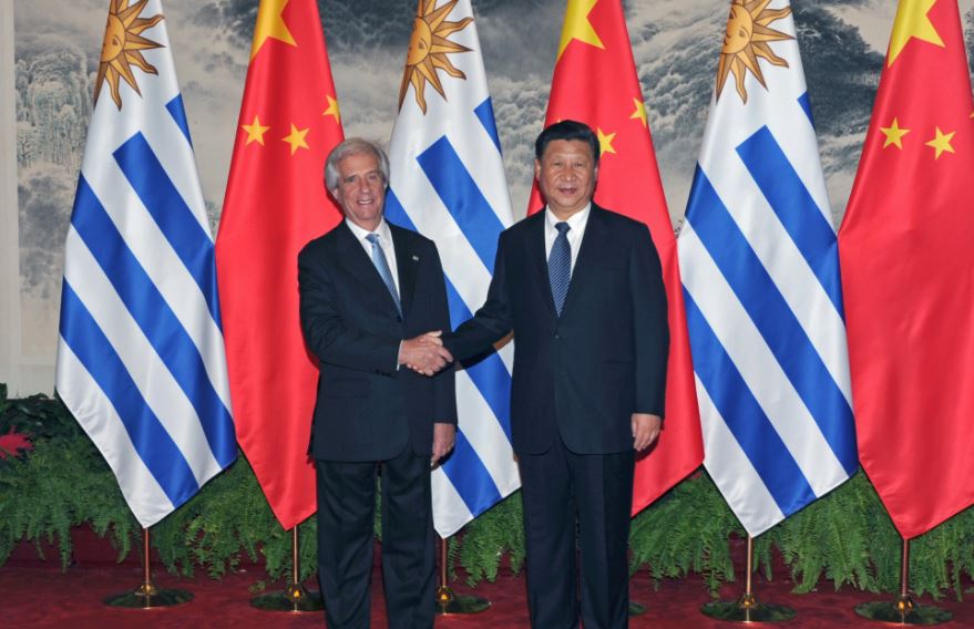 Tabaré Vázquez saluda a Xi Jinping en su visita a China, el año pasado. Foto: Presidencia del Uruguay