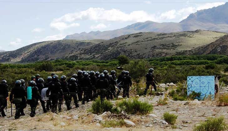 Allanamiento y represión contra los mapuches en el sur de Argentina.