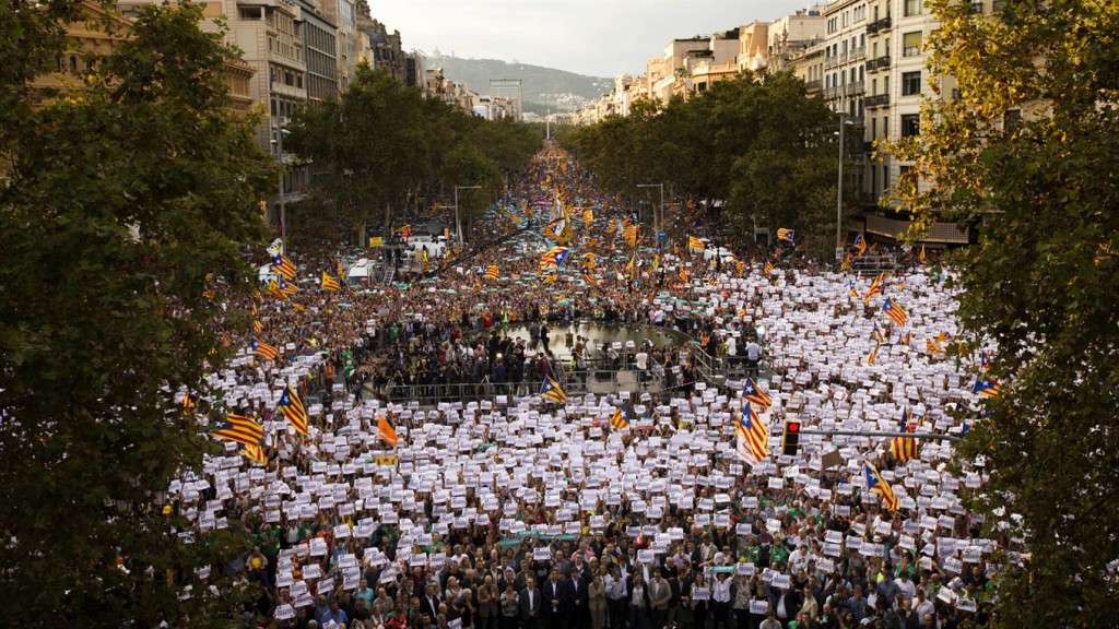 Miles de personas marcharon en Barcelona al grito de "no nos rendiremos".