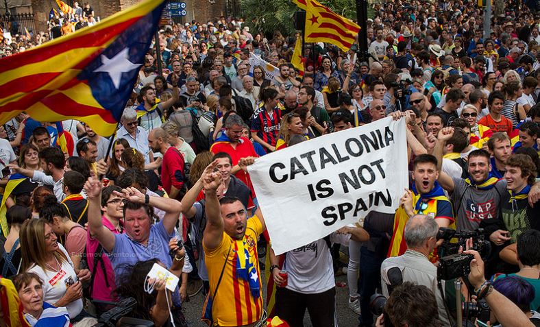 "Cataluña no es España", dice un rótulo escrito en inglés en una manifestación de Barcelona. Foto: Flickr/Fotomovimiento