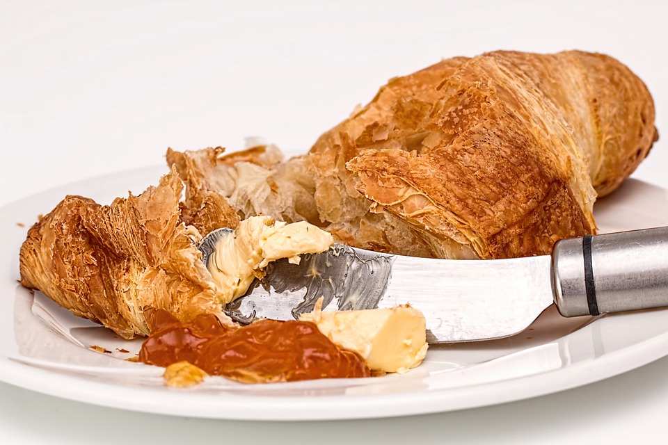 Un croisant, producto histórico de la panadería francesa. Foto: Pixabay