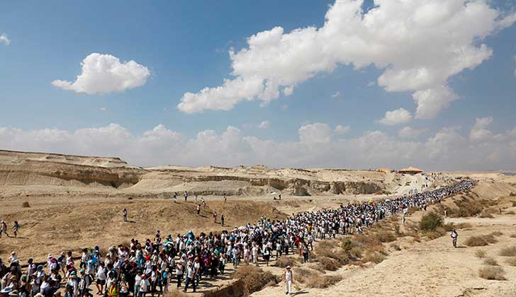 Miles de mujeres palestinas e israelíes marchan juntas por la paz .