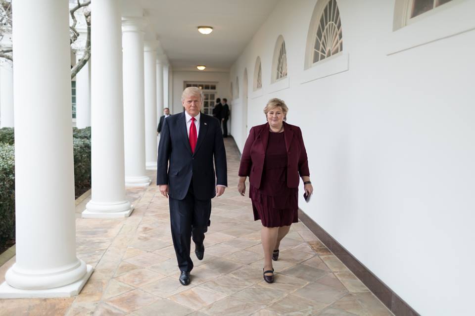 Trump camina junto a Ema Solberg, primer ministra de Noruega. Foto: The White House / Myles Cullen