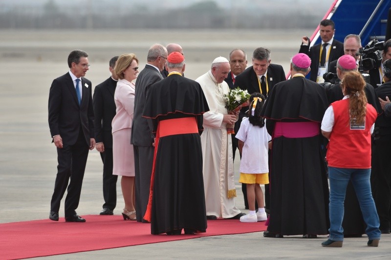 Francisco recibe flores de unos niños a su llegada a Lima. Foto: vatican.va