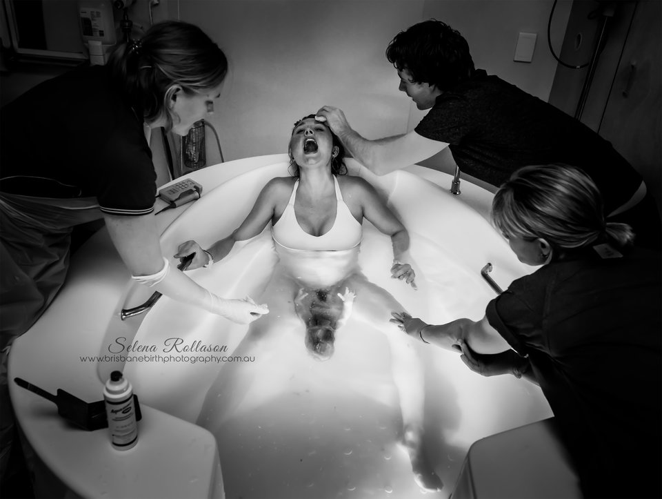 Selena Rollason/Brisbane Birth Photography A medio nacer y ya está buscando a mamá. Brisbane, Australia.