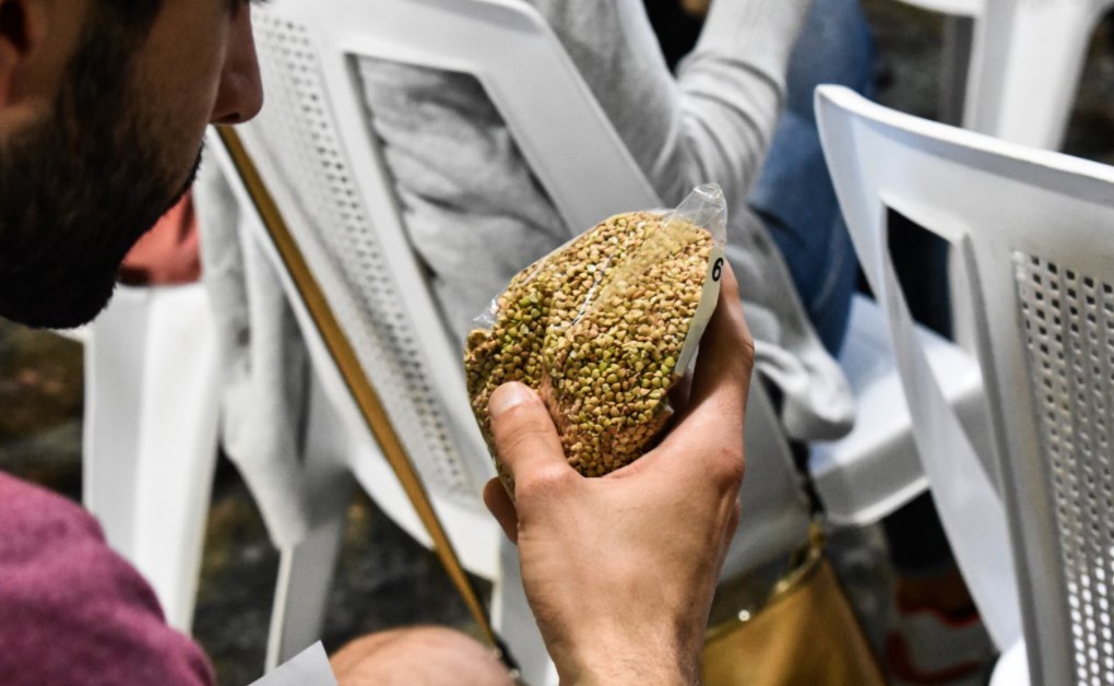 Un joven sostiene una bolsa de trigo sarraceno. Foto: Carlos Loría