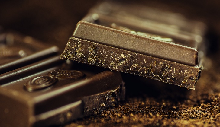 Comer chocolate amargo puede favorecer a la visión. Foto: Pixabay