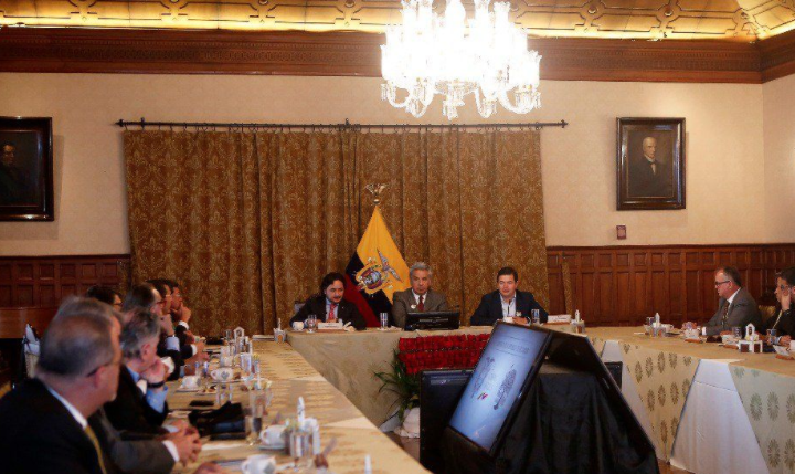 Ecuador pide colaboración internacional en caso de periodistas secuestrados en Colombia .